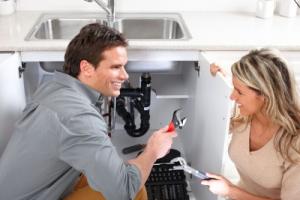 Alameda Plumber answers customer questions during a sink repair