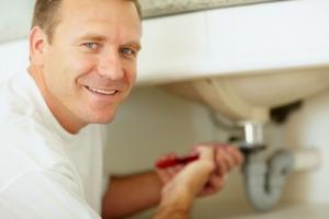 Plumber in Alameda California finishes a new bathroom sink installation